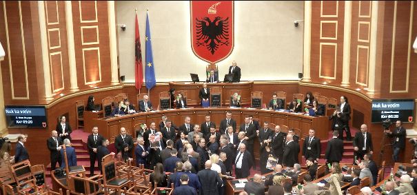 Foto nga burimi: “Ju erdhi fundi!”/ PS voton me shpejtësi projektligjet mes tensioneve në Kuvend, opozita iu bie tavolinave: Lironi studentët!