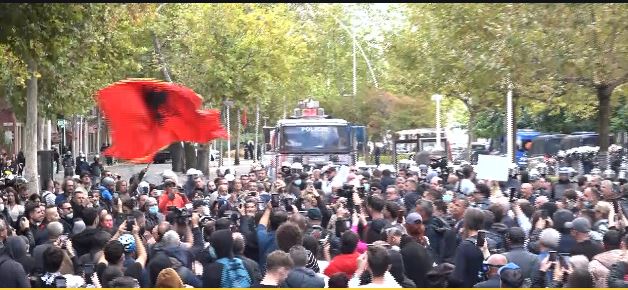 Refuzojnë kërkesën e Ramës për dialog dhe kërkojnë dorëheqje  Pas pedagogëve edhe mjekët në mbështetje të protestës së student   