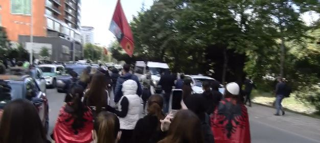 LIVE  Disa orë protestë para Kuvendit  studentë dhe qytetarë marshojnë drejt Kryeministrisë