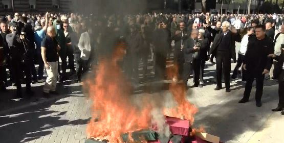 Foto nga burimi: LIVE- Tensione në protestën para Kryeministrisë! I vendosi për dialog, mbështetës të PD djegin ulëset e Ramës
