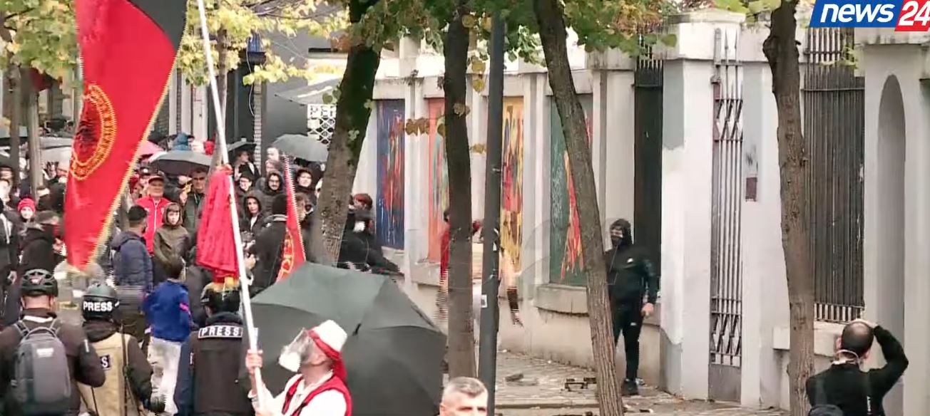 Dita e 13 të të revoltës studentore  protestuesit hedhin gurë drejt Ministrisë së Arsimit