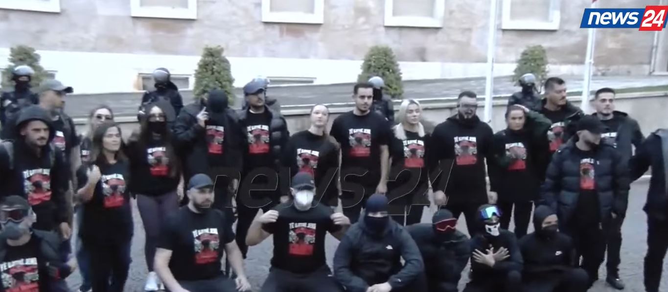  Heroi ynë    I riu u plagos në sy me plumb gome  të rinjtë para Kryeministrisë me mesazh në bluza  Të gjithë jemi Erjon Vishk   