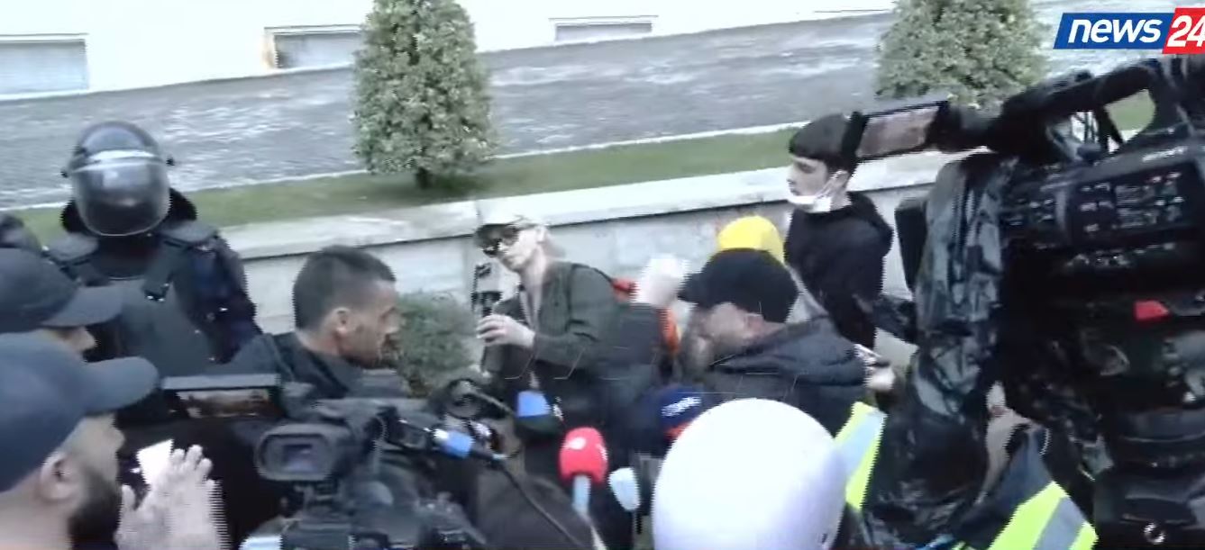 Foto nga burimi: “Nuk ka ANTIFA, jemi shqiptarë që na ka ardhur shpirti në majë të hundës”/ Edison Lika: Dalim me maska për t’u mbrojtur, nuk dorëzohemi! Me fytyra dolëm 4 muaj rresht