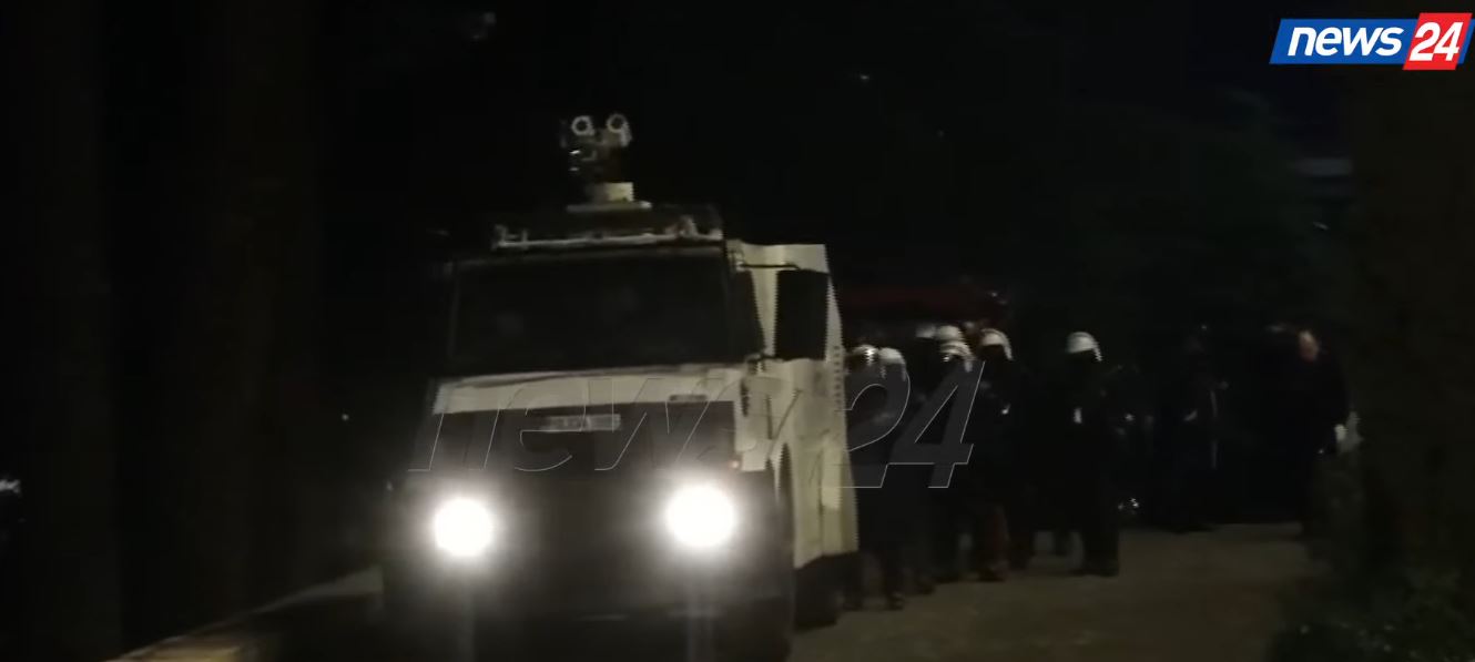 Foto nga burimi: Tensione para Kuvendit/ Protestuesit hedhin gurë drejt policisë dhe godinës, thyhen xhamat e katit të parë! Autoboti i ujit në gatishmëri