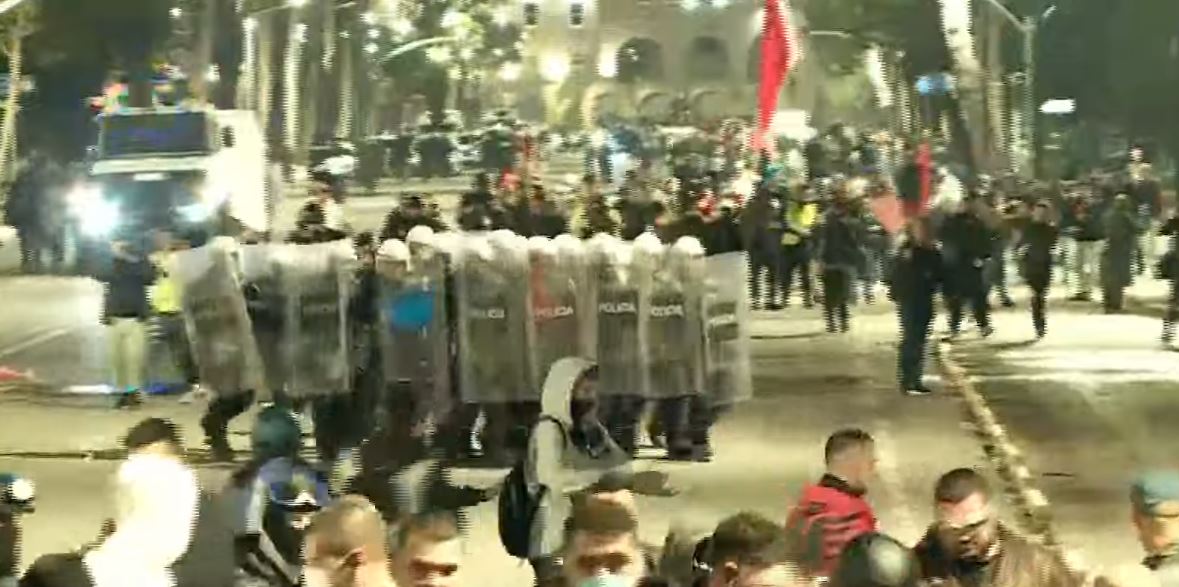 Foto nga burimi: Policia ndërhyn për të shpërndarë protestuesit, në bulevard del edhe autoboti i ujit, efektivët largojnë mediat