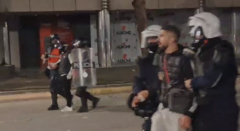 Foto nga burimi: Tensione para Kryeministrisë, policia nis shoqërimet