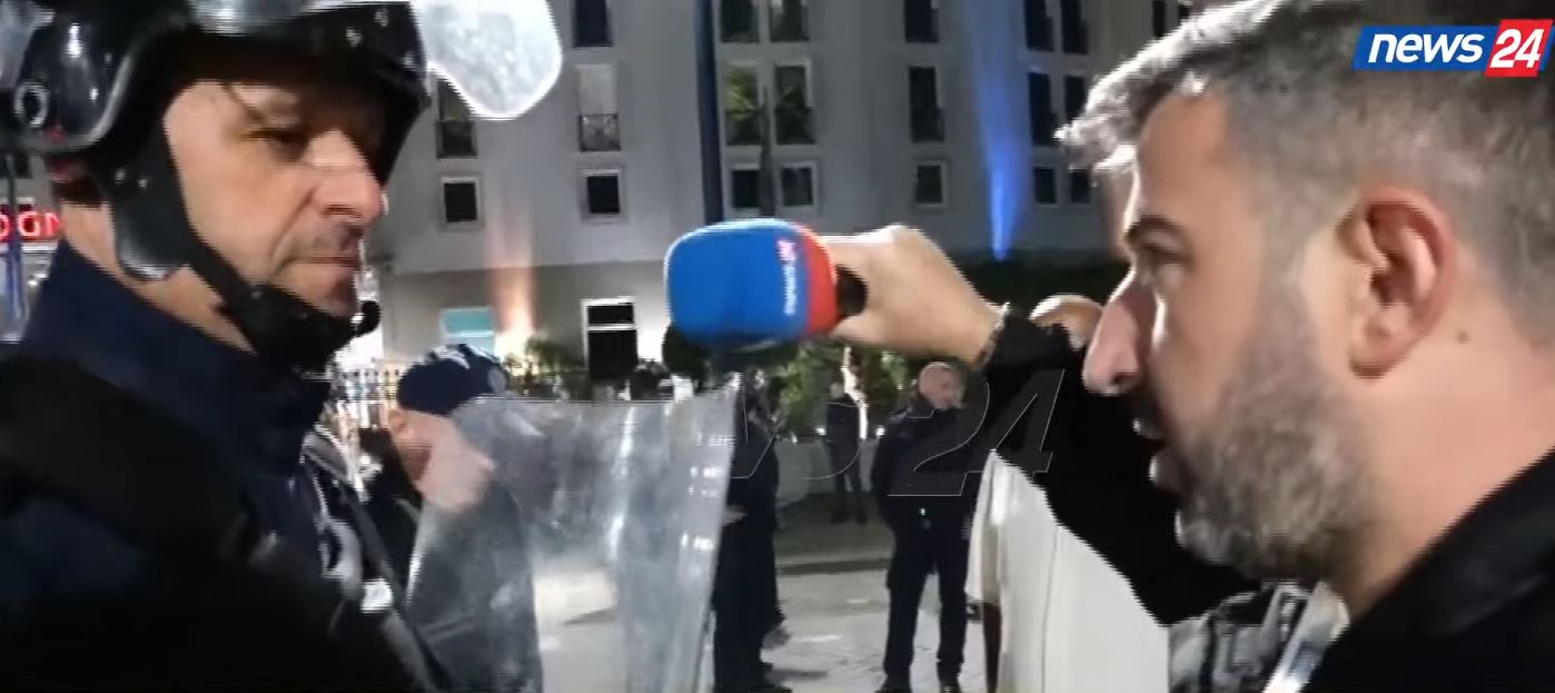 Foto nga burimi: Policia largon mediat nga Kryeministria, gazetari i News24 Renaldo Salianji përplaset me efektivët