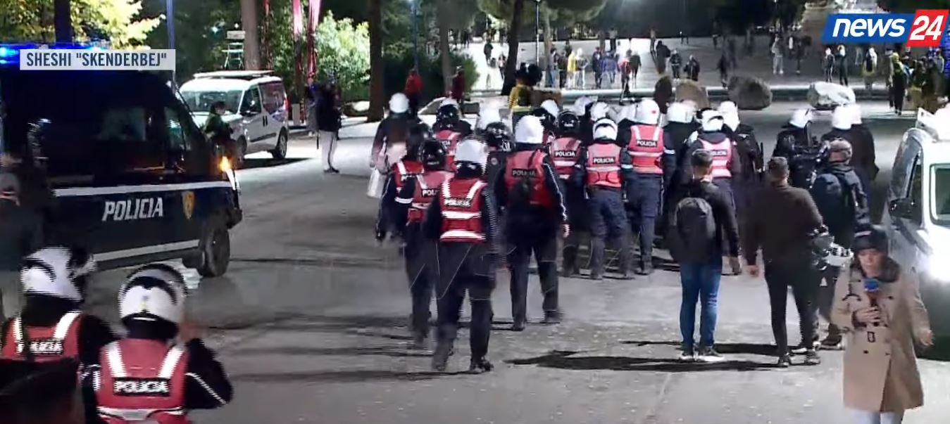 Sheshi  Skënderbej  në  shtetrrethim   policia bllokon hyrje daljet  protestuesit hedhin molotovë