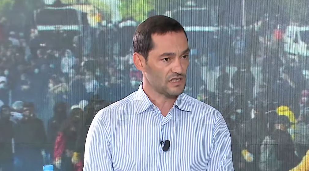  Sa sy duhet të humbim që të na vijë  shikimi     Dhuna në protesta  mjeku Pasha  Spraji me piper në fytyrë mund t   