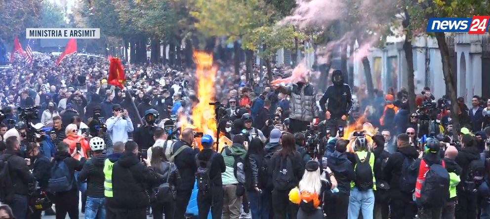 LVIE  Revolta e studentëve  mijëra të rinj në protestë te Ministria e Arsimit  i vihet flaka disa koshave  thirrje për dorëheq   