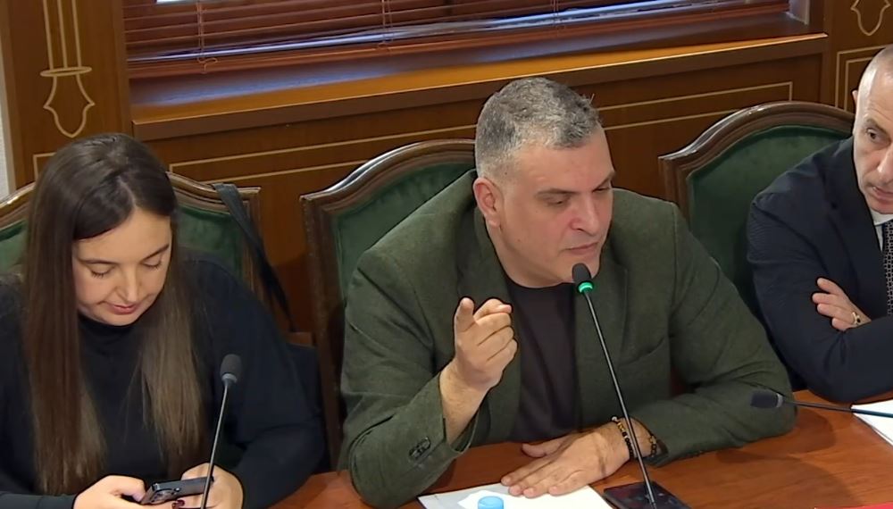  Harta  anti kombëtare    Blushi për  Territorialen   Manja  ti s dëgjon deputetët  jo më qytetarët  Nuk do t ju mbrojnë gjith   