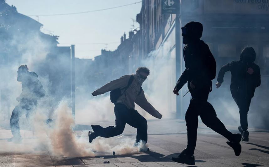 te-plagosur-dhe-arrestime-masive-franca-pergatitet-per-protesta-te-fuqishme-ne-diten-kombetare-te-shkolles