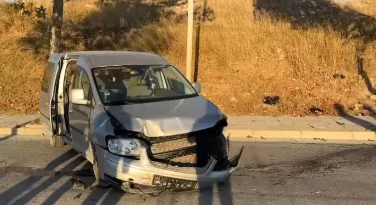Aksident në Vlorë, përplasen dy automjete, përfundon në spital një prej pasagjerëve