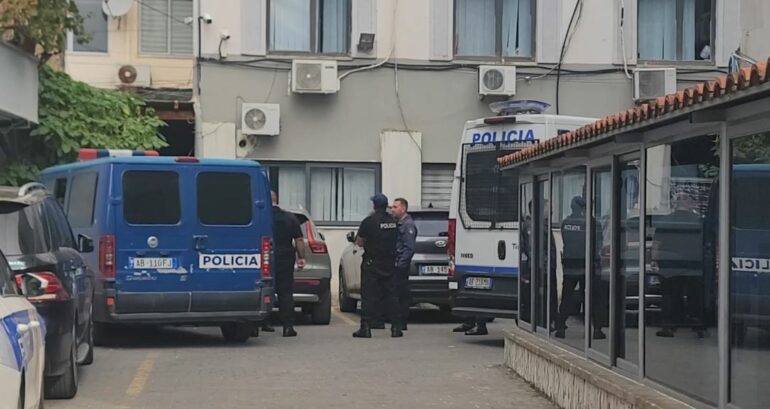 Akuza për përvetësimin e fondeve të pensioneve, lihet në burg burri i ish-drejtoreshës së Postës së Durrësit