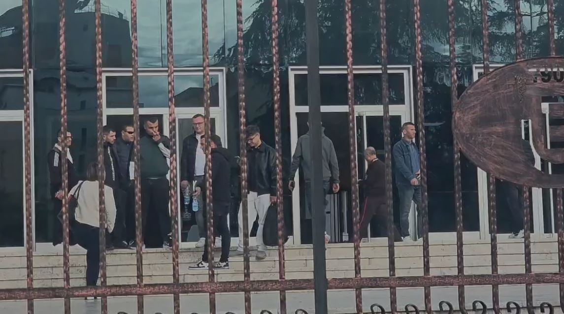 Pedagogët dhe studentët e  Aleksandër Xhuvanit  në Elbasan i përgjigjen bojkotit  ngrihen në protestë