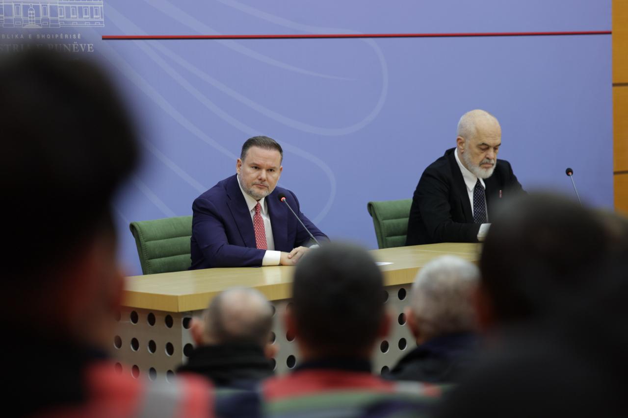  Qeveria mbetet e hapur dhe e gatshme për dialog   Ministri Demo reagon për revoltat e studentëve  E drejta për të protestuar    