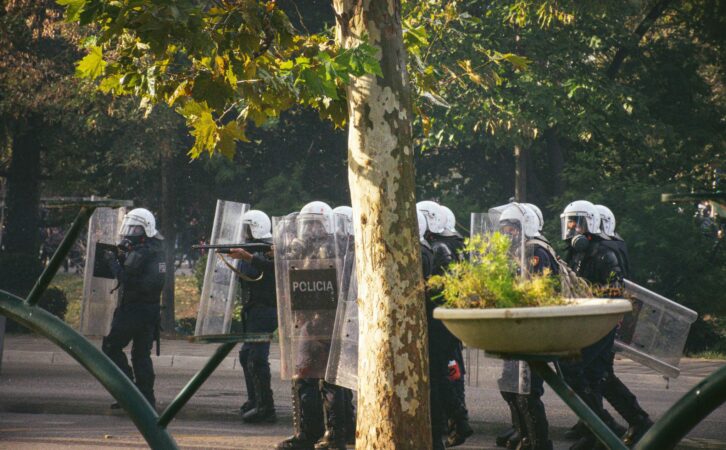 “Nuk ka kthim pas” – BIRN: Përpjekja për të shtypur protestën shton zemërimin në Tiranë