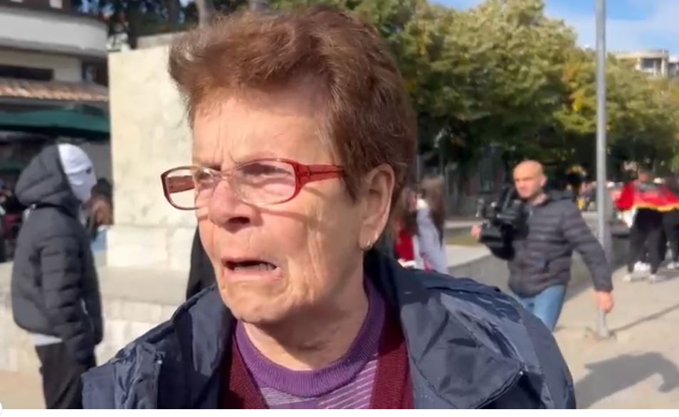  Po thyejnë kockat e fëmijëve të vegjël   gjyshja shpërthen ndaj qeverisë  Policët e Ramës  vandalë si të Sadamit