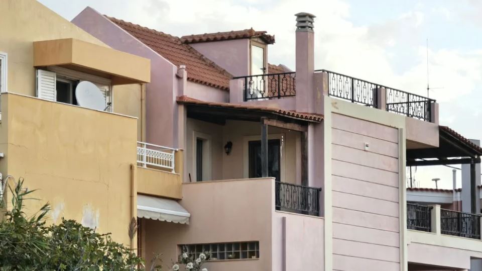 Tmerr në Greqi  32 vjeçari hyn në banesën e ish gruas dhe partnerit të saj të ri  I ther të dy me thikë  në gjendje kritike në   