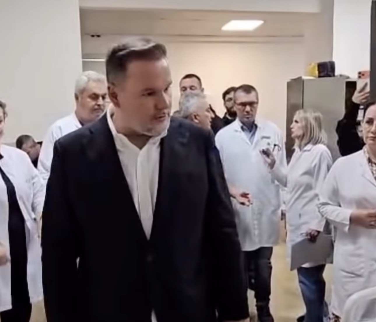 Revolta në Tiranë  Ministri Demo viziton te Trauma efektivët e lënduar  Pas çdo uniforme qëndron një njeri dhe një familje që    