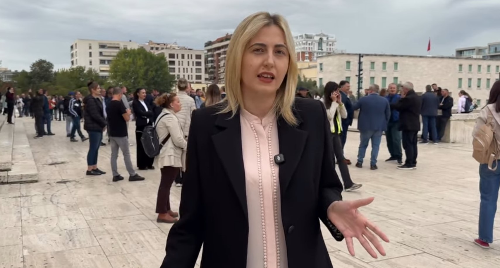 Foto nga burimi: Revolta e studentëve/ Ina Zhupa: Ndërsa rinia ka gjetur mënyrën e vetme për të mos lejuar të shkatërrohet Shqipëria nga Edi Rama