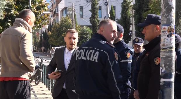 E paprecedentë  Drejtori i Policisë Tiranë përplaset me gazetarin  S jap shpjegime  vazhdo te puna jote  I drejtohet qytetarit   