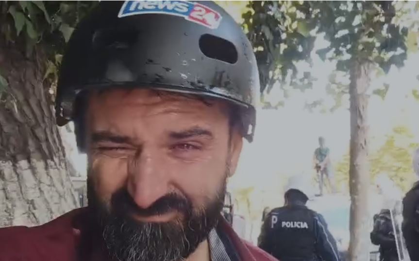 Foto nga burimi: VIDEO/ Po filmonte shoqërimin e protestuesit, policia sulmon me spraj me piper gazetarin e News24, Marsel Rupi