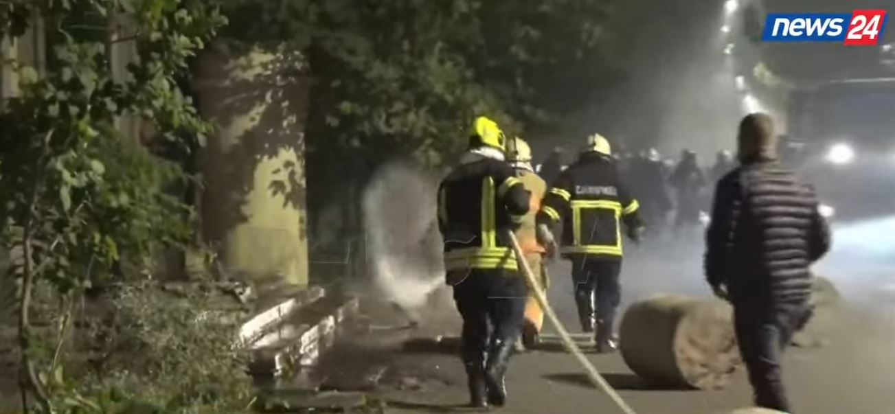 VIDEO  Protestuesit i vendosin zjarrin dikasterit që ka drejtuar Balluku  Ministria e Infrastrukturës në flakë