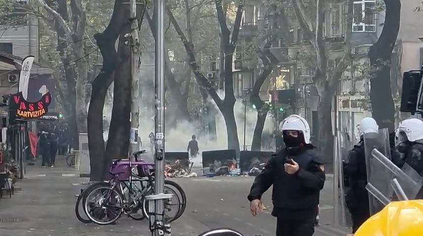 Foto nga burimi: Policët ndjekin qytetarët nëpër rrugët e Tiranës, protestuesit iu vënë flakën koshave të mbeturinave
