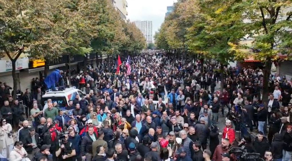 Pamje me dron  Mijëra studentë në protestë për largimin e Ramës