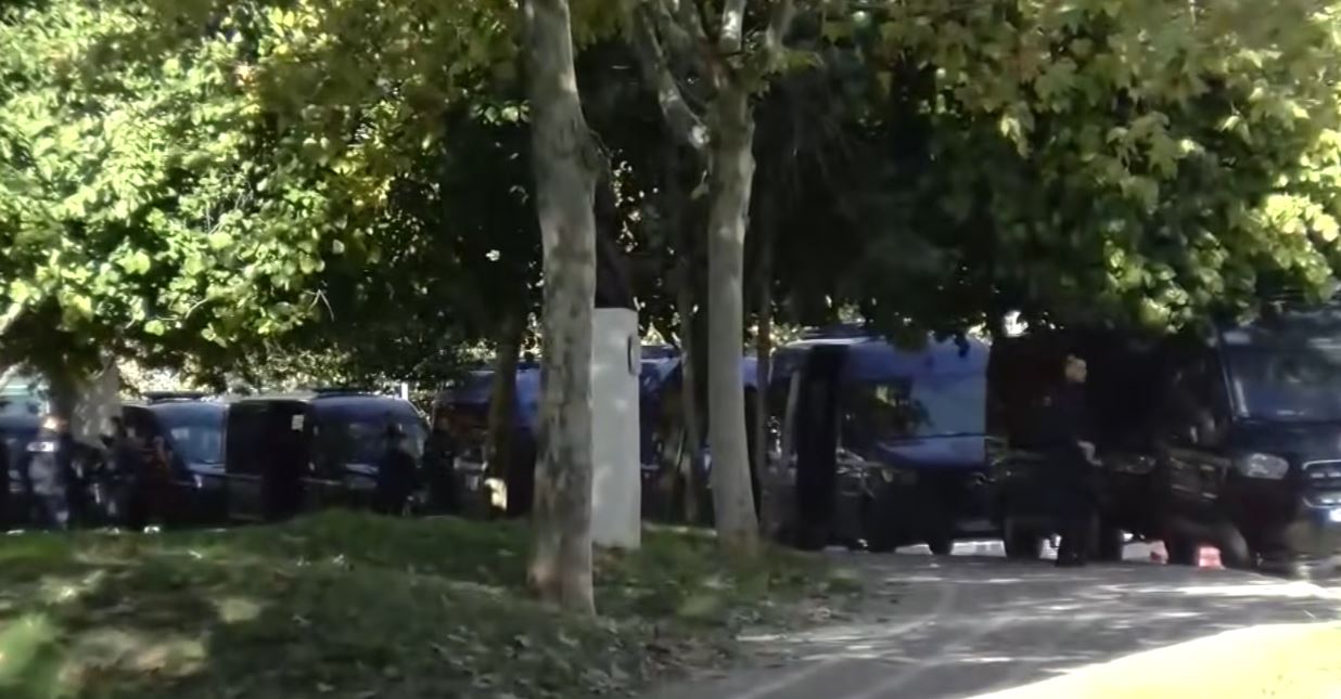 Pritet nisja e seancës plenare  Blindohen ambientet pranë Kuvendit  autobotë uji dhe forca të shtuara policore në terren