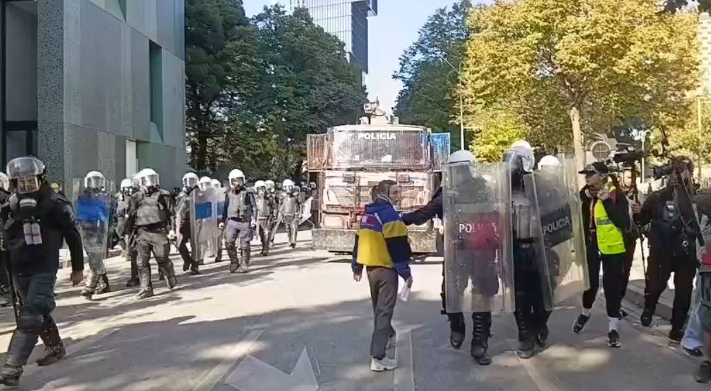 Rina e patrembur kundër gazit dhe dhunës  Vajza që thyejnë frikën  qëndrojnë përballë turmës së policisë  VIDEO 