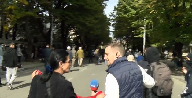 E moshuara me flamurin kuq e zi në dorë  i bashkohet rinisë në Bulevard  Lufta nuk fitohet vetëm me lule 