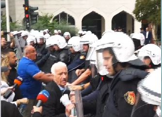 Kaos para Kuvendit, kryebashkiaku Malaj përplaset me Policinë