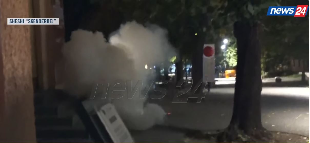 Foto nga burimi: Shtohen tensionet! Protestuesit të irrituar hedhin fishekzjarre pranë selisë së PS-së, policia përdor plumba manovër