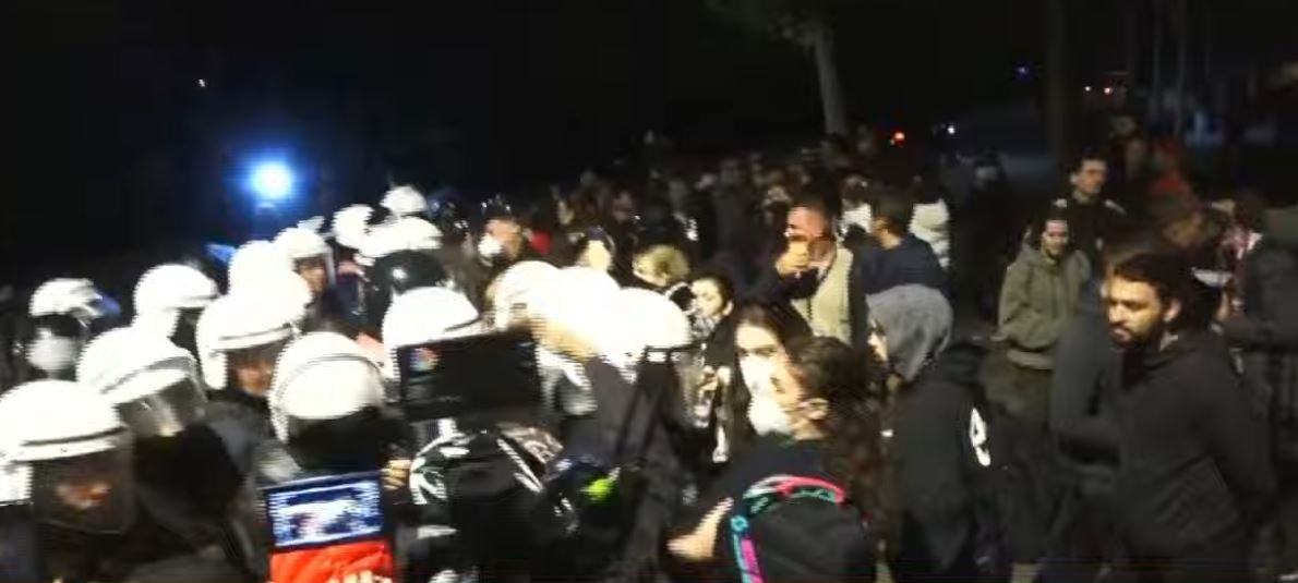 Foto nga burimi: Përplasje e ashpër mes policisë dhe protestuesve tek Parku Rinia