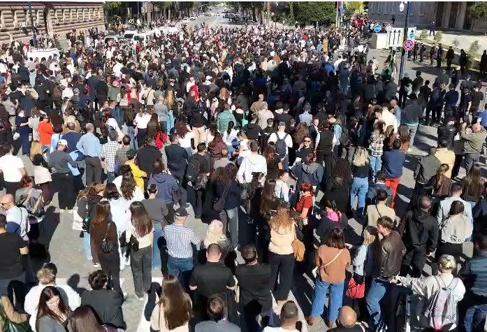 Foto nga burimi: Pedagogët marrin vendimin: Çdo ditë në orën 10:00 para Kryeministrisë, për dorëheqjen e Ramës