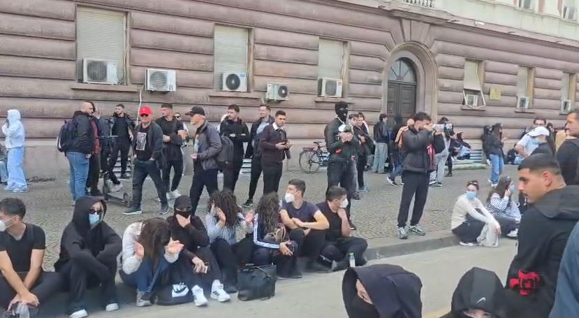 VIDEO  Nga ironia me trenin te moltoja me reçel  studentët i dedikojnë Ramës një këngë të re