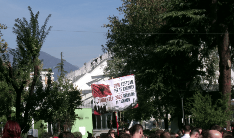 Rama do kohë për karrigen, qytetarët kërkojnë largimin e tij! Dhuna dhe kërcënimet ushqejnë revoltën, “dialogu” nuk bind të rinjtë