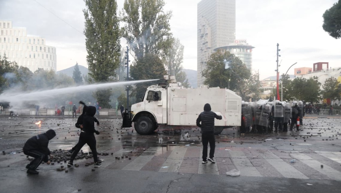 Protesta e studentëve  Komisioni Europian  Liria e tubimit dhe e shprehjes janë të drejta themelore  reagimi ndaj revoltës të    