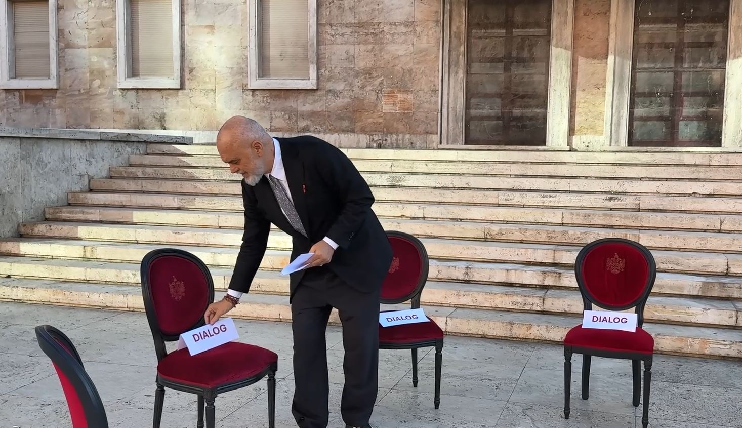 Foto nga burimi: Kërkoi dialog me protestuesit, por iu vendos kushte/ Antagonizmi i Ramës: Kush të dojë dhe kur të dojë, jam në dispozicion. Nuk mirëpres….