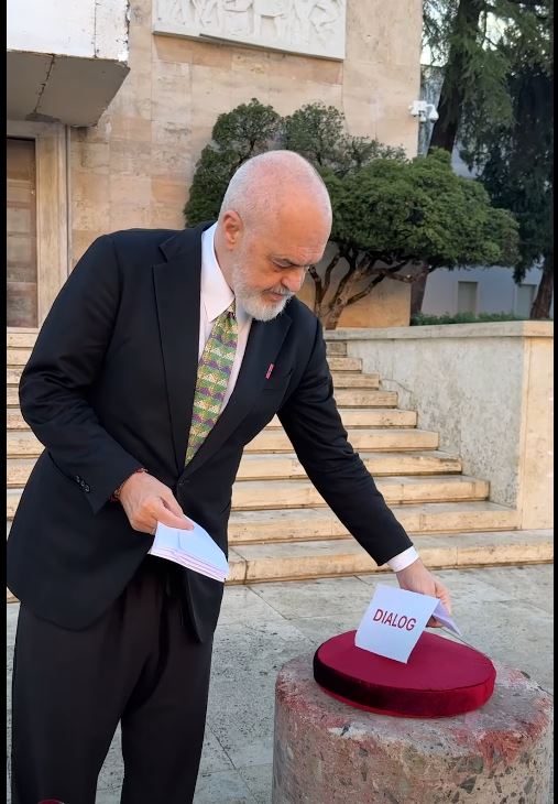 Foto nga burimi: “Do të përgjigjen penalisht, do ta marrin mësimin!”/ Ftesa e rreme për dialog! Rama kërcënon sërish protestuesit: Eksportuan terror, po bëjnë lojën e të tjerëve