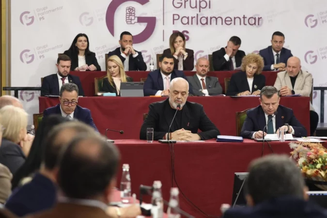 I kërkoi Ramës të hapte rrugën pas nisjes së revoltës studentore, Spiropali nuk shkon në mbledhjen e grupit të PS. E vetmja që mungoi