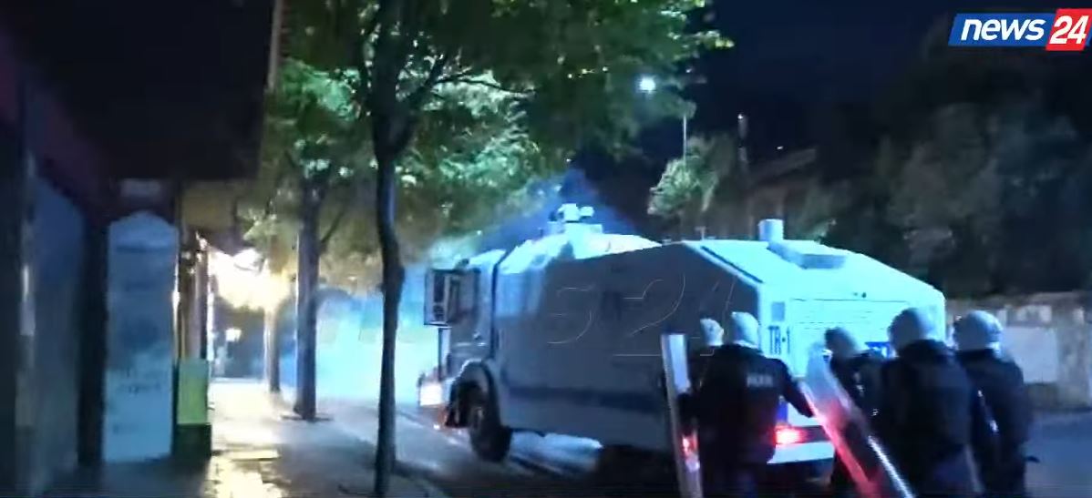 Foto nga burimi: Policia ndjek protestuesit te Rruga e Dibrës, studentët iu vënë flakën kazanëve të mbeturinave