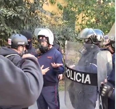 Foto nga burimi: Skandaloze/ “Më plasi se je gazetar”, policët shtyjnë gazetarin Salianji, fjalori i papërshtatshëm i kreut të grupit të FNSH-së
