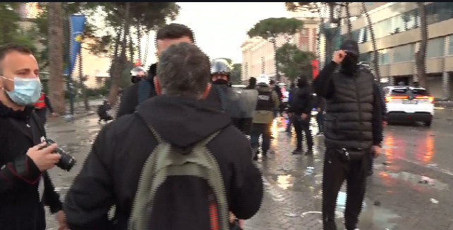 LIVE  Tension në protestë  Një person i shtrirë në tokë  Civilë dhe policë largojnë me forcë gazetarin e News24  Renaldo Salia   