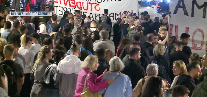 Mbyllen fjalimet  protestuesit nisin marshimin në rrugët e Tiranës