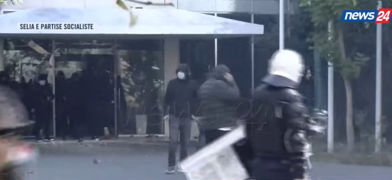 LIVE   Tensionohet situata  protestuesit sulmojnë me gurë selinë e PS  Policia përgjigjet me gaz lotsjellës dhe ujë me p   
