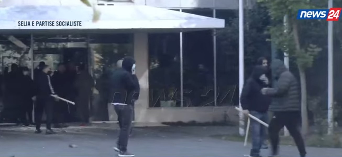 Foto nga burimi: LIVE – Studentët protestues hodhën gurë dhe thyen xhamat, nga selia e PS dalin persona të maskuar dhe me shkopinj në duar