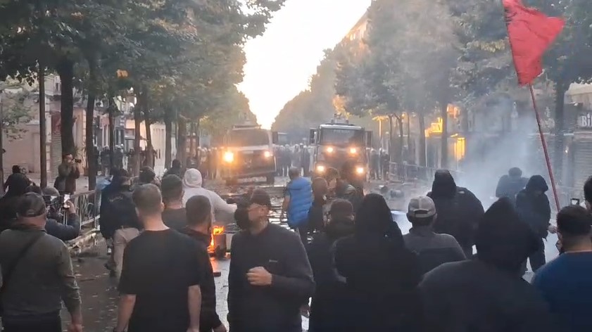 5 orë revoltë  Studentët vijojnë rezistencën para Ministrisë së Arsimit  policia përgjigjet me gaz lotsjellës dhe ujë me presi   